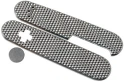 Daily Customs 91.3 Golfball BS Pattern, Titanium P10012430 Victorinox Scales